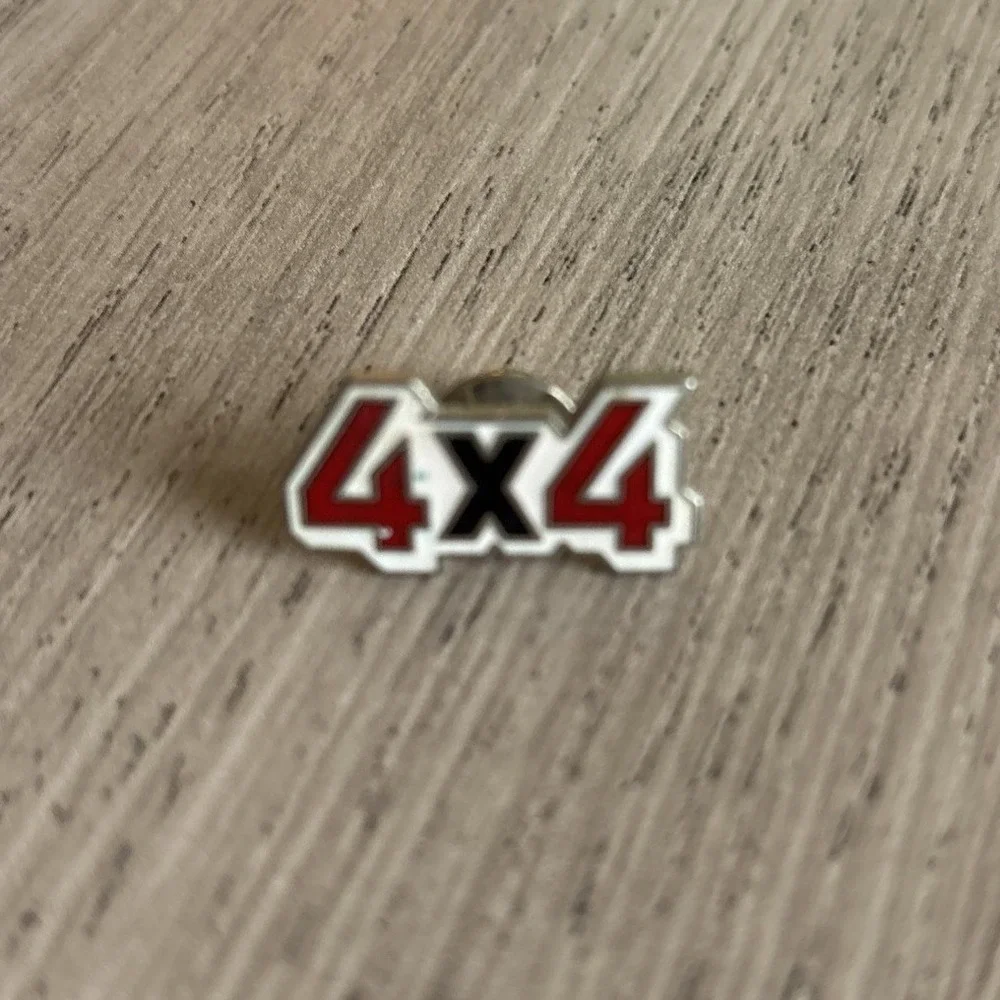 RED 4X4 FENDER LOGO HOT ROD AUTOMOTIVE‎ TRUCK HAT PIN LAPEL PIN